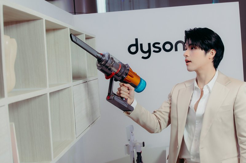 สกาย วงศ์รวี กับ Dyson V12s Detect Slim SubmarineTM Complete โดยใช้หัวดูดปากแคบ (Crevice Tool)