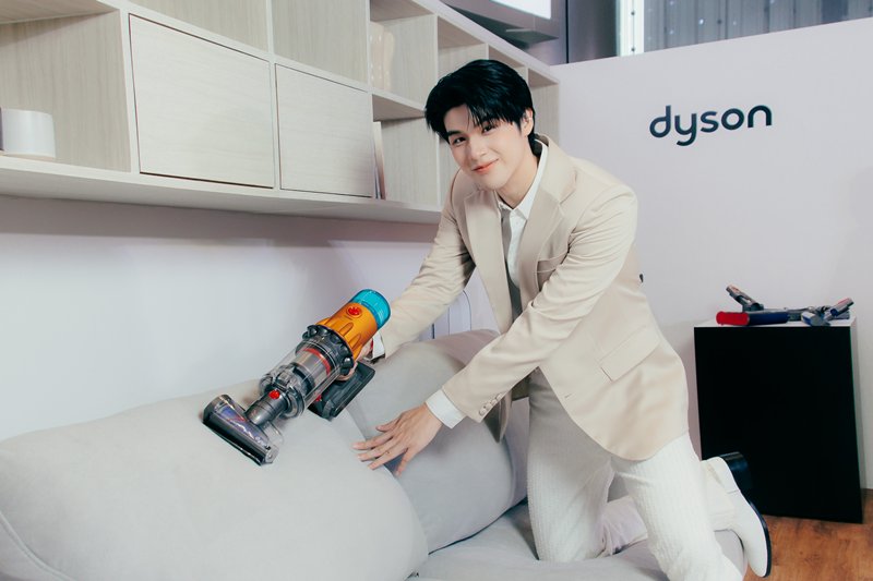 สกาย วงศ์รวี กับ Dyson V12s Detect Slim SubmarineTM Complete โดยใช้หัว Hair Screw Tool