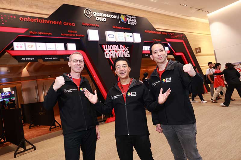 (จากซ้าย) คุณแมทเธียส คูเปอร์, คุณหนุ่ย พงศ์สุข จาก Show No limit และ คุณวินท์รดิศ จาก ทรู ดิจิทัล กรุ๊ป