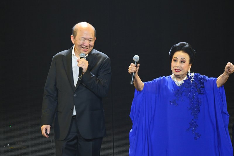 บอย โกสิยพงษ์ และ คุณแม่ กมลา สุโกศล