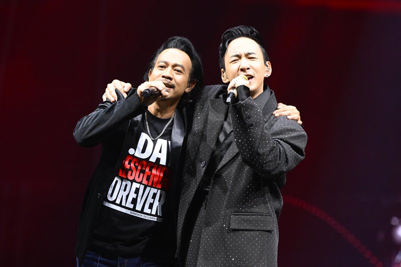 นัท และ บี พีระพัฒน์ ร่วมร้องเพลง ความจริงในใจ